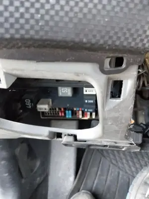 Foto de CAJA RELES / FUSIBLES SEAT ALTEA (5P1) 1.9 TDI (105 CV / 77 KW)