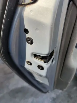 Foto de CERRADURA PUERTA TRASERA IZQUIERDA RENAULT SCENIC II (JM) 1.9 dCi Diesel (120 CV / 88 KW) referencia 8200119332