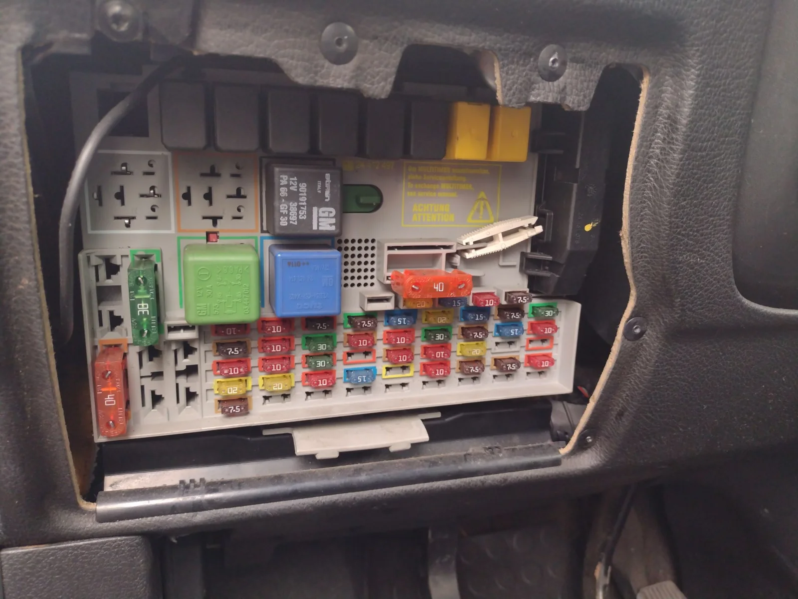 Foto de CAJA RELES / FUSIBLES OPEL ZAFIRA A 2.0 DTI (101 CV / 74 KW)