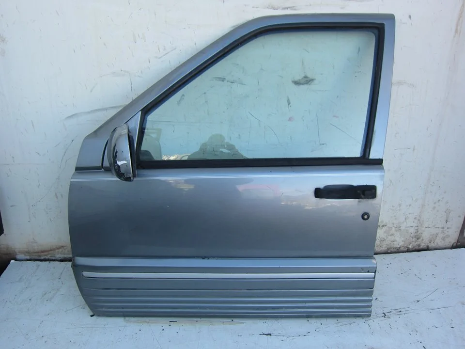 Foto de PUERTA DELANTERA IZQUIERDA CHRYSLER JEEP GR.CHEROKEE (ZJ)/(Z) 5.2 V8 CAT (211 CV / 155 KW)