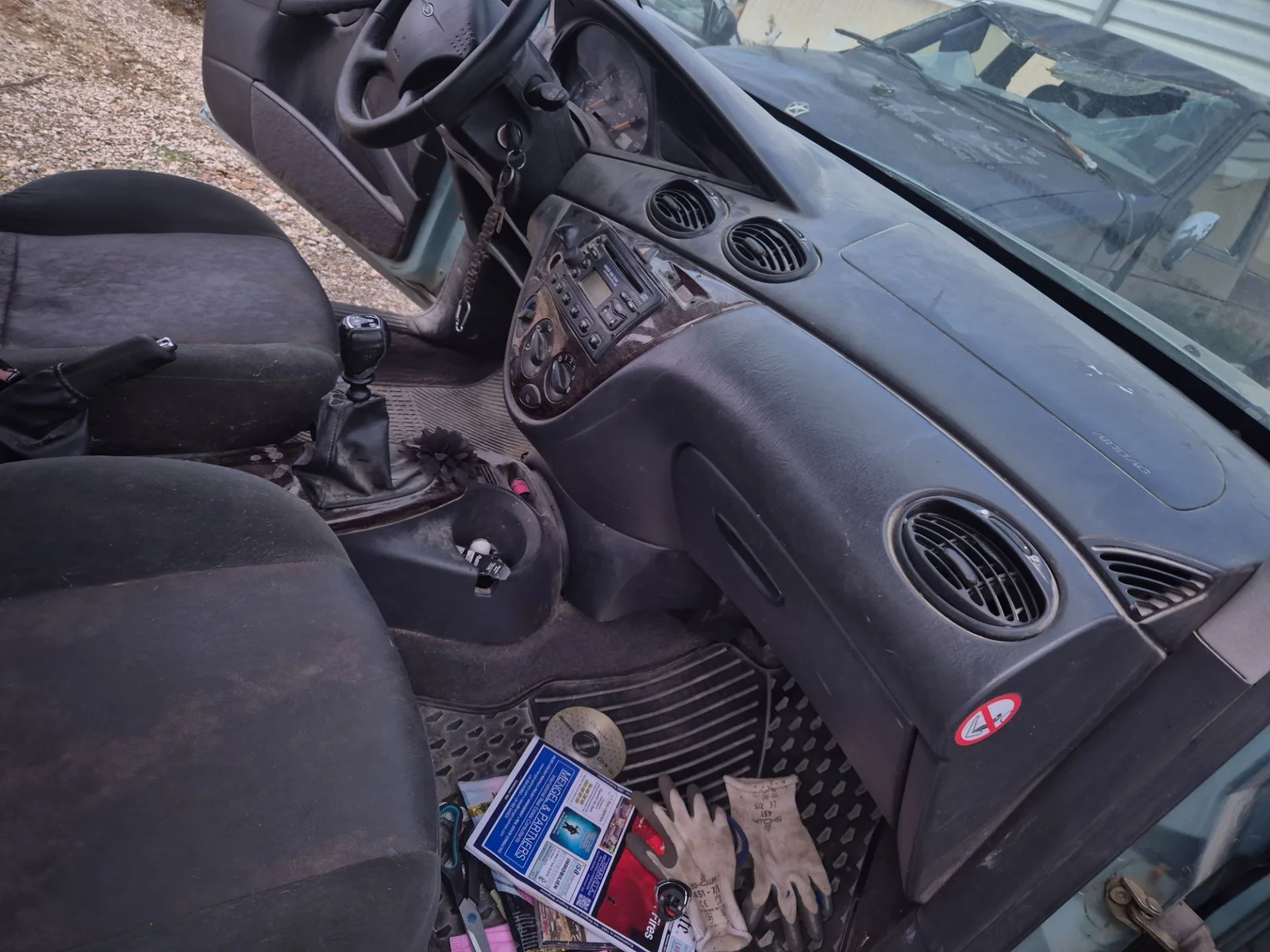 Foto de GUANTERA FORD FOCUS FAMILIAR (CAK) 1.8 TDDI Turbodiesel CAT (90 CV / 66 KW)