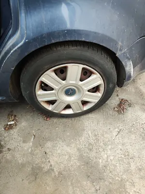 Foto de LLANTA FORD FOCUS C-MAX (CAP)(2003) 1.8 TDCi Turbodiesel CAT (116 CV / 85 KW) referencia 1255151 foto 2