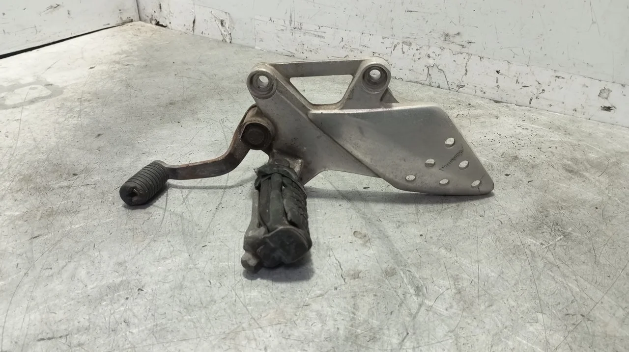 Foto de POSAPIES DELANTERO IZQUIERDO HONDA CBR 125R 125 cm3 - 10 kW G-CAT (14 CV / 10 KW)
