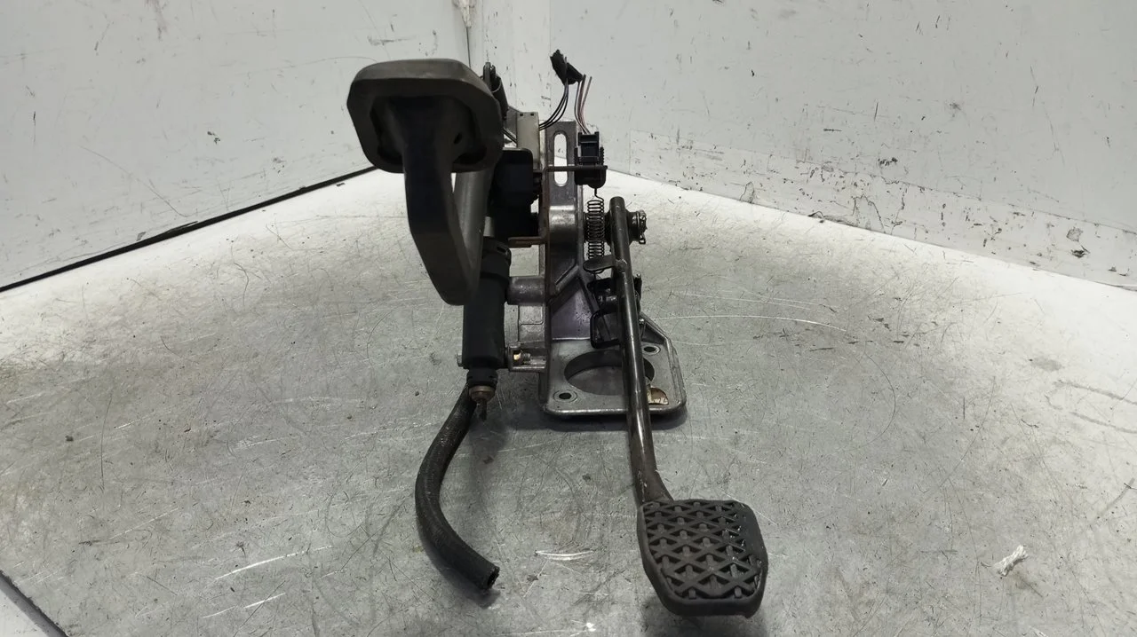 Foto de PEDALERA COMPLETA BMW SERIE 3 BERLINA (E46) 2.0 16V Diesel CAT (136 CV / 100 KW) referencia 35111163863