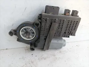 Foto de MOTOR ELEVALUNAS DELANTERO DERECHO CITROEN XSARA PICASSO referencia 9682495580 foto 4