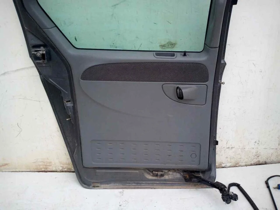 Foto de GUARNECIDO PUERTA TRASERA IZQUIERDA CHRYSLER VOYAGER (RG) 2.8 CRD CAT (150 CV / 110 KW)