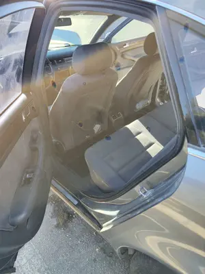 Foto de GOMAS CONTORNO PUERTA AUDI A6 BERLINA (4B2) 2.4 V6 30V (165 CV / 121 KW)