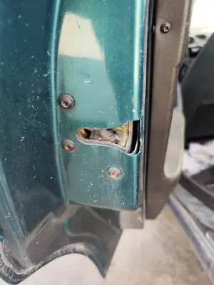 Foto de CERRADURA PUERTA TRASERA IZQUIERDA FORD FOCUS BERLINA (CAK) 1.6 16V CAT (101 CV / 74 KW)