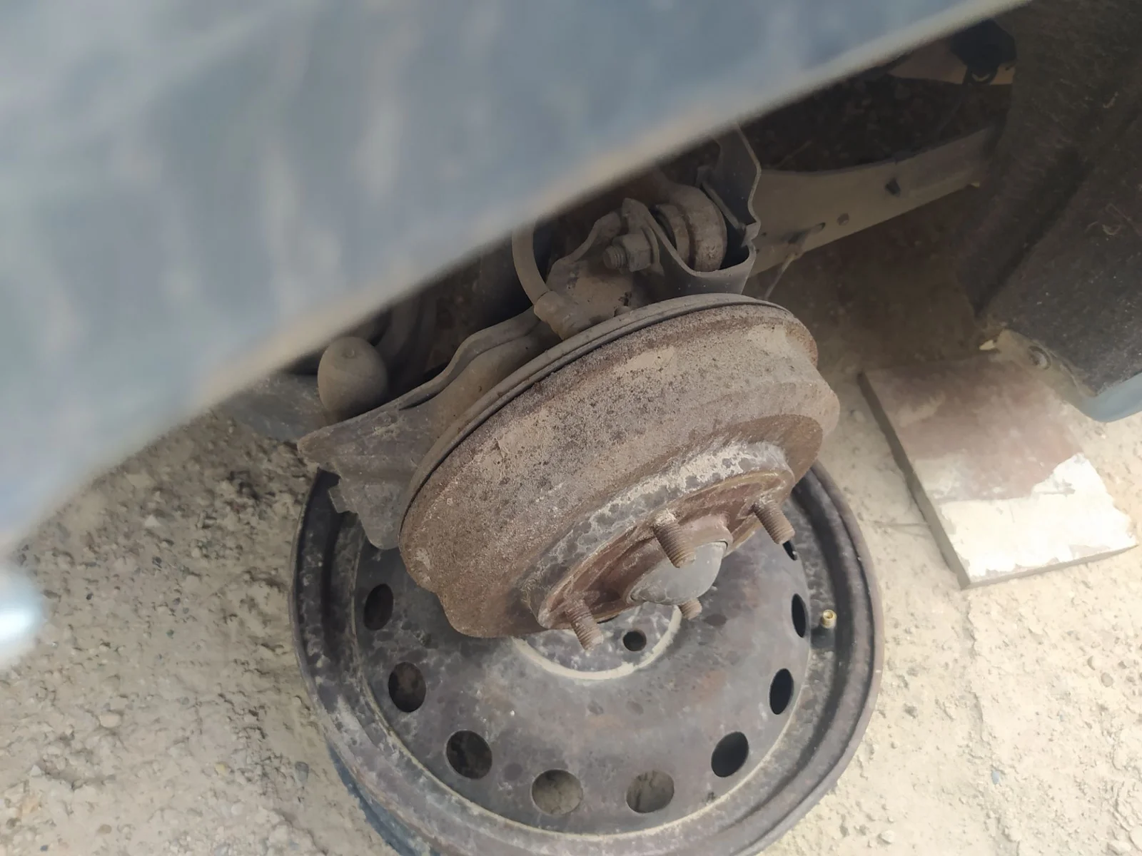 Foto de PINZA DE FRENO TRASERA DERECHA FORD FOCUS BERLINA (CAK) 1.8 TDDI Turbodiesel CAT (90 CV / 66 KW) referencia 1478337