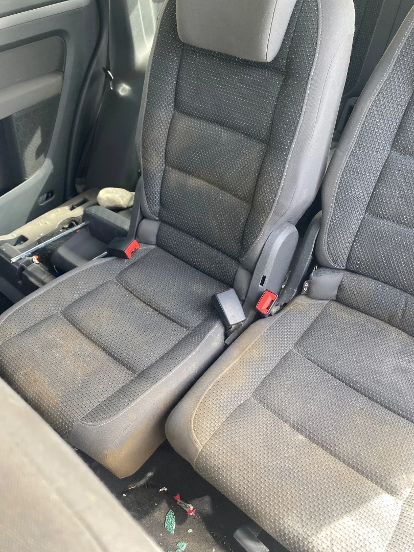 Foto de ENGANCHE CINTURON TRASERO CENTRAL VOLKSWAGEN TOURAN (1T3) 1.6 TDI DPF (105 CV / 77 KW)