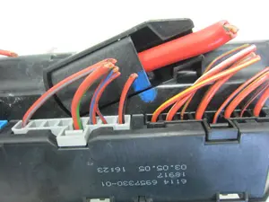 Foto de CAJA RELES / FUSIBLES BMW SERIE M6 COUPE (E63) 5.0 CAT (507 CV / 373 KW) referencia 6957330 foto 5