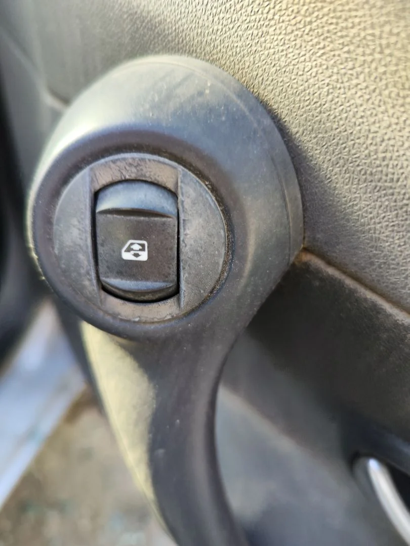 Foto de MANDO ELEVALUNAS DELANTERO DERECHO RENAULT CLIO III 1.4 16V (98 CV / 72 KW)