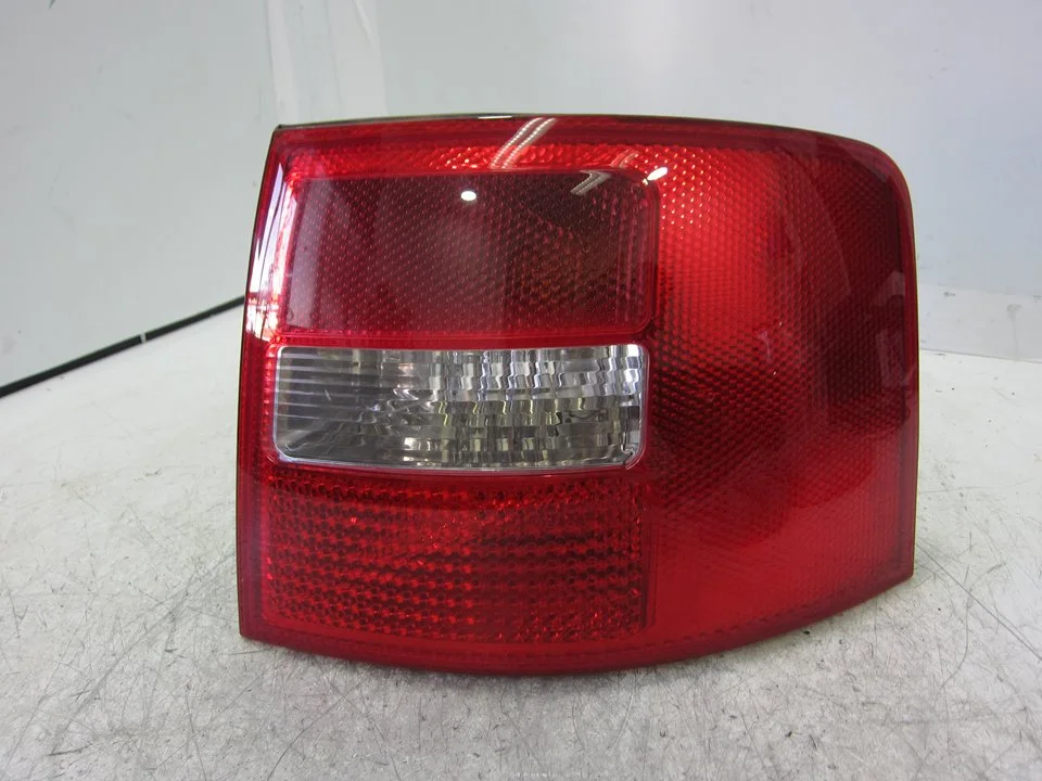 Foto de PILOTO TRASERO DERECHO AUDI ALLROAD QUATTRO QUATTRO (4B5) 2.5 V6 24V TDI (180 CV / 132 KW) referencia 4B9945096F