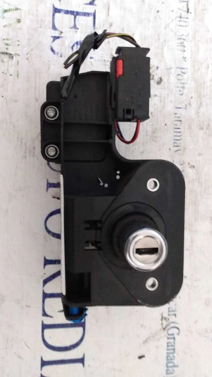 Foto de CERRADURA MALETERO / PORTON OPEL CORSA C 1.2 16V CAT (Z 12 XE / LW4) (75 CV / 55 KW) referencia 09183495