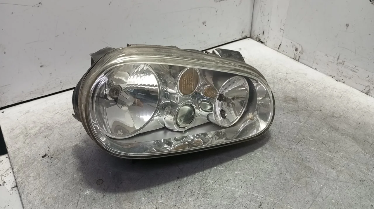 Foto de FARO DERECHO VOLKSWAGEN GOLF IV BERLINA (1J1)(10.1997) 1.6 16V (105 CV / 77 KW) referencia 1J1941016B