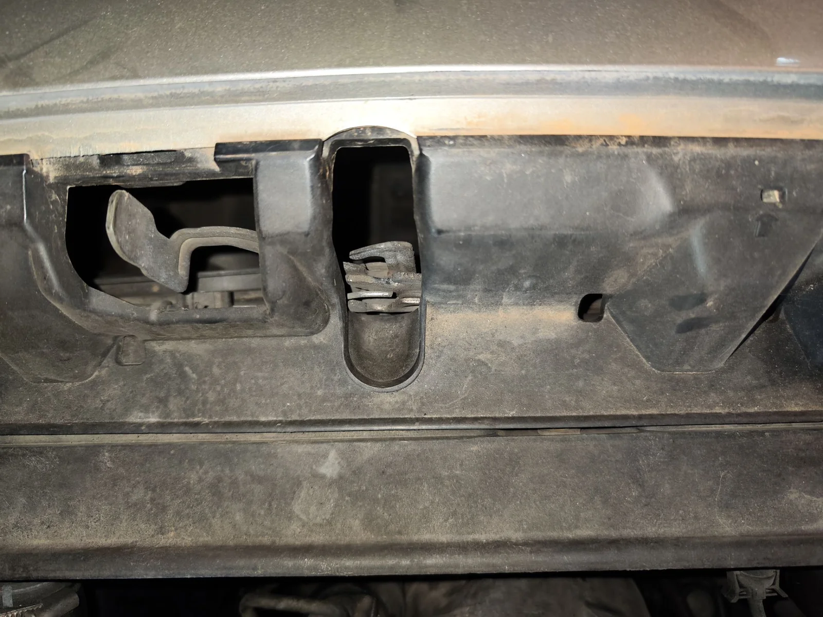 Foto de CERRADURA CAPO PEUGEOT 308 SW 1.6 HDi FAP CAT (9HZ / DV6TED4) (109 CV / 80 KW) referencia 7934A1
