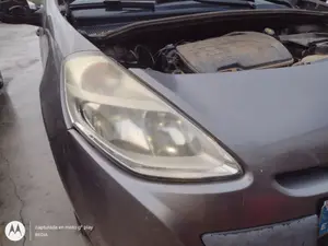 Foto de FARO DERECHO RENAULT CLIO III 1.2 16V (75 CV / 55 KW) referencia 260104392R