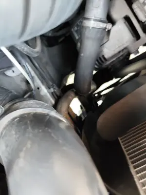 Foto de MANGUERAS INTERCOOLER MERCEDES-BENZ CLASE E (BM 210) BERLINA 3.0 Turbodiesel CAT (177 CV / 130 KW)