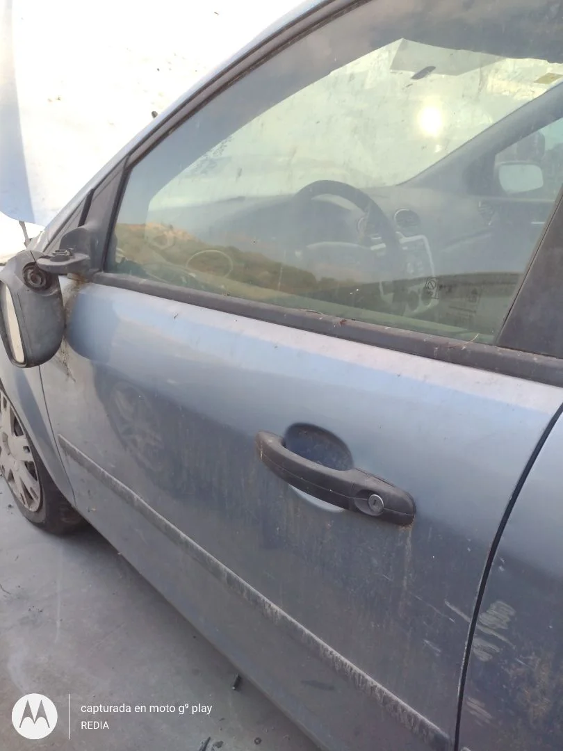 Foto de PUERTA DELANTERA IZQUIERDA FORD FOCUS BERLINA (CAP) 1.8 TDCi Turbodiesel CAT (116 CV / 85 KW) referencia 1505704