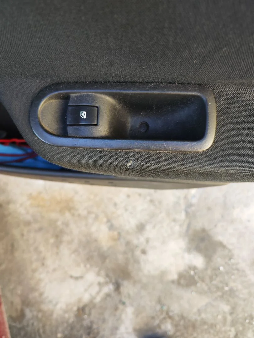 Foto de MANDO ELEVALUNAS TRASERO DERECHO RENAULT MEGANE II BERLINA 5P 1.5 dCi Diesel (106 CV / 78 KW)