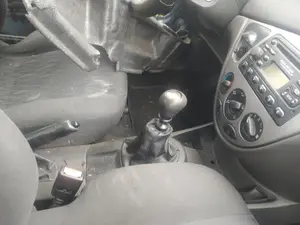 Foto de ENGANCHE CINTURON DELANTERO DERECHO FORD FOCUS BERLINA (CAK) 1.8 TDDI Turbodiesel CAT (90 CV / 66 KW)