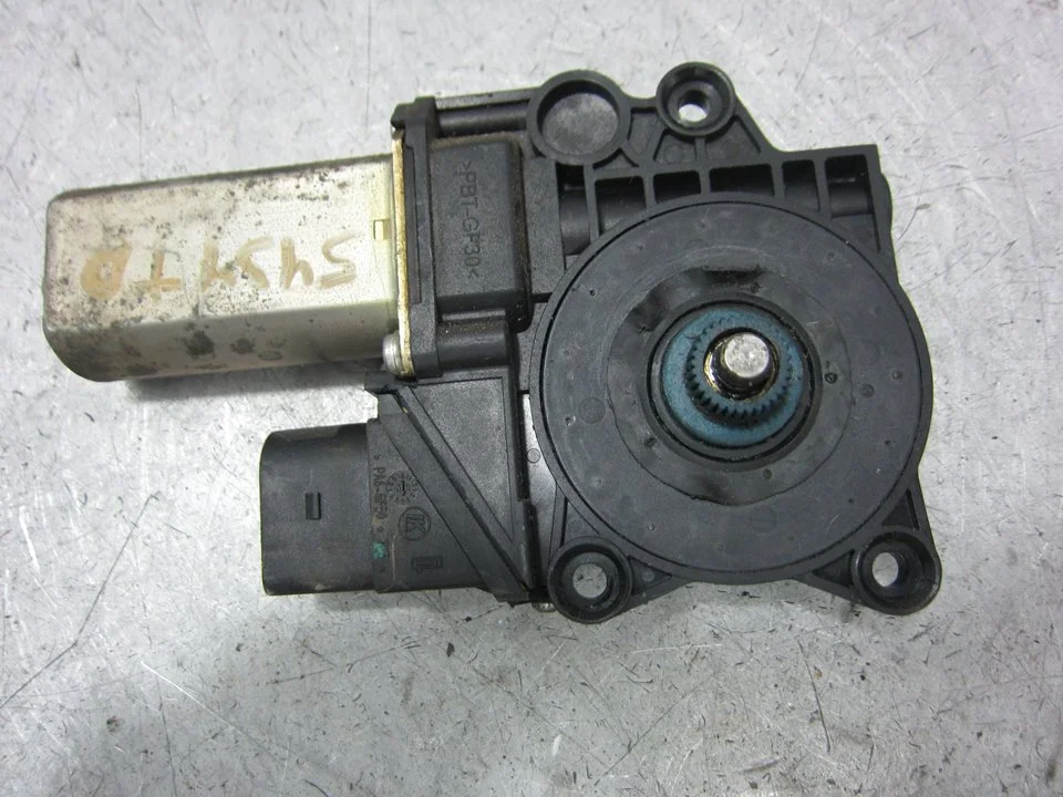 Foto de MOTOR ELEVALUNAS DELANTERO DERECHO BMW SERIE 3 BERLINA (E90) 2.0 16V Diesel (163 CV / 120 KW) referencia 71001603