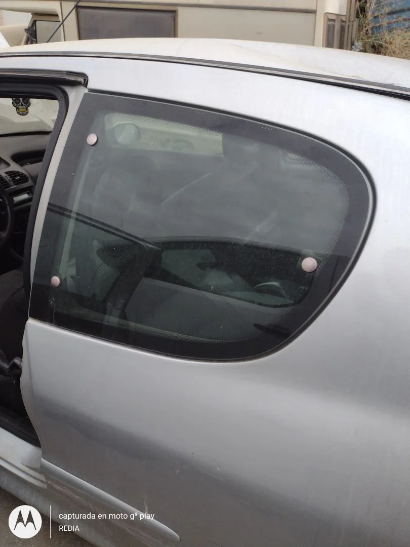 Foto de LUNA TRASERA IZQUIERDA PEUGEOT 206 1.4 HDi (68 CV / 50 KW)