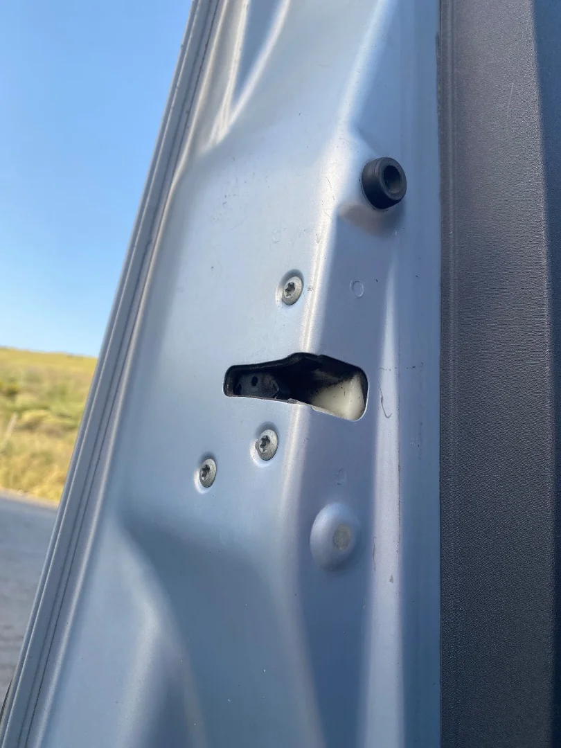 Foto de CERRADURA PUERTA DELANTERA IZQUIERDA MITSUBISHI COLT CZ3 BERL. 5 (Z30A) 1.3 CAT (95 CV / 70 KW) referencia 5715A135