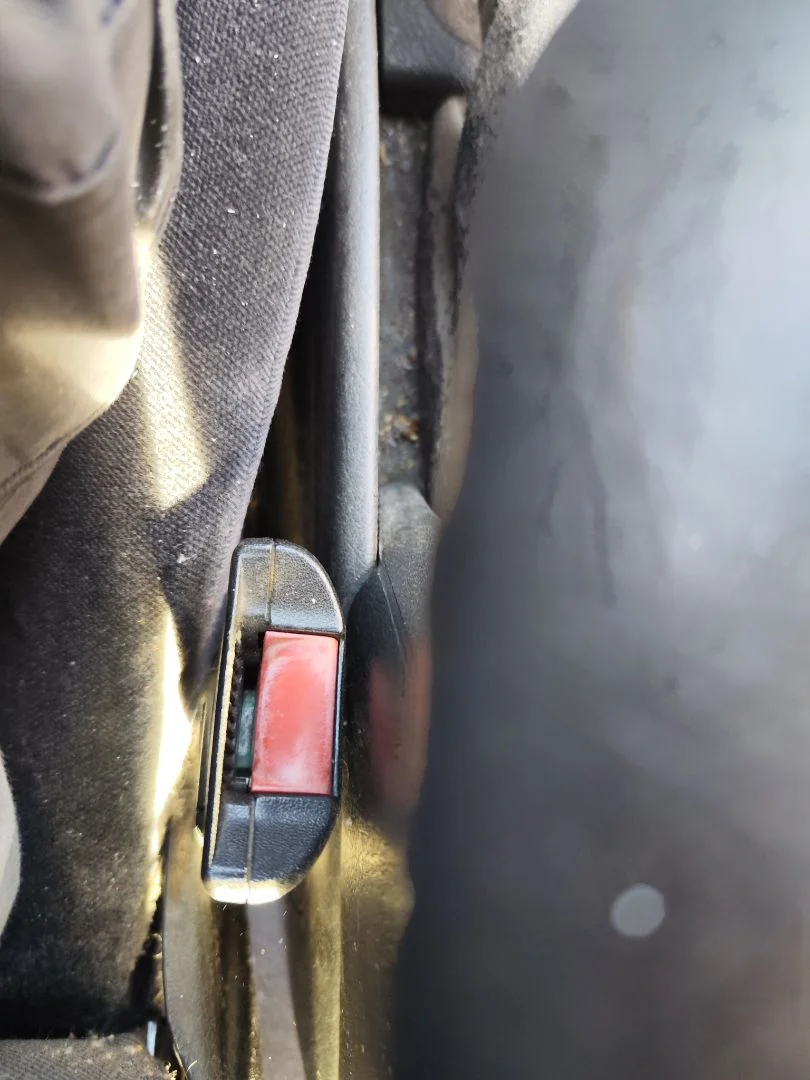 Foto de ENGANCHE CINTURON DELANTERO IZQUIERDO OPEL VECTRA B BERLINA 2.0 DTI (101 CV / 74 KW)