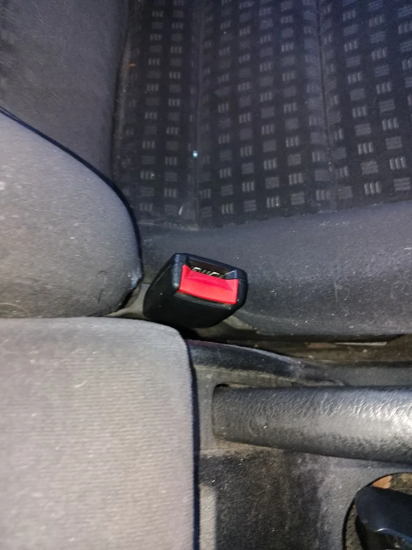 Foto de ENGANCHE CINTURON DELANTERO IZQUIERDO VOLKSWAGEN PASSAT BERLINA (3B3) 1.9 TDI (131 CV / 96 KW)