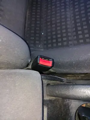 Foto de ENGANCHE CINTURON DELANTERO IZQUIERDO VOLKSWAGEN PASSAT BERLINA (3B3) 1.9 TDI (131 CV / 96 KW)