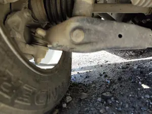 Foto de BRAZO SUSPENSION DELANTERO DERECHO LAND ROVER DISCOVERY 2.7 Td V6 CAT (190 CV / 140 KW)