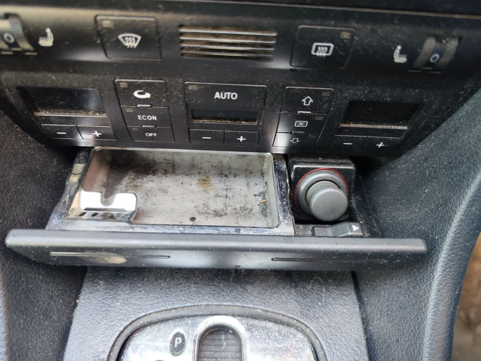 Foto de CENICERO AUDI A6 BERLINA (4B2) 2.5 V6 24V TDI (150 CV / 110 KW)