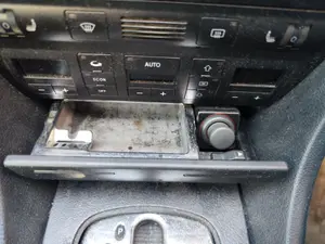 Foto de CENICERO AUDI A6 BERLINA (4B2) 2.5 V6 24V TDI (150 CV / 110 KW)