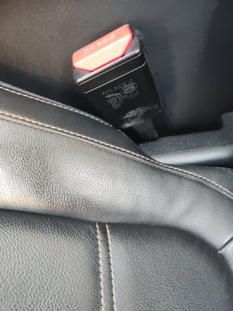Foto de ENGANCHE CINTURON DELANTERO IZQUIERDO JAGUAR F-PACE 3.0 V6 Diesel CAT (301 CV / 221 KW) referencia J9C361208AC