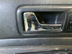 Foto de MANETA INTERIOR TRASERA IZQUIERDA VOLKSWAGEN GOLF IV BERLINA (1J1)(10.1997) 1.9 TDI (101 CV / 74 KW)