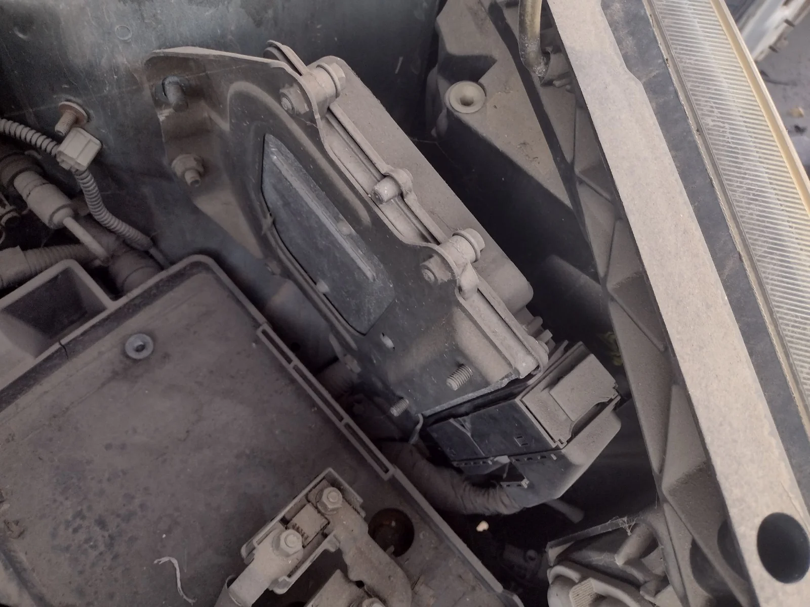 Foto de CENTRALITA MOTOR UCE MITSUBISHI COLT CZ3 BERL. 5 (Z30A) 1.5 DI-D CAT (95 CV / 70 KW)