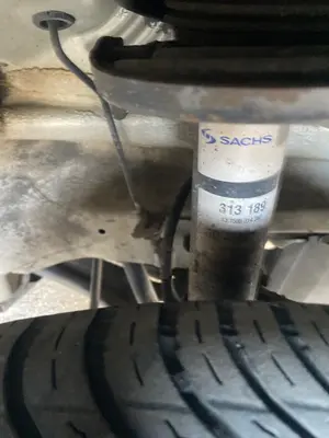 Foto de BRAZO SUSPENSION DELANTERO DERECHO MITSUBISHI COLT CZ3 BERL. 5 (Z30A) 1.3 CAT (95 CV / 70 KW)