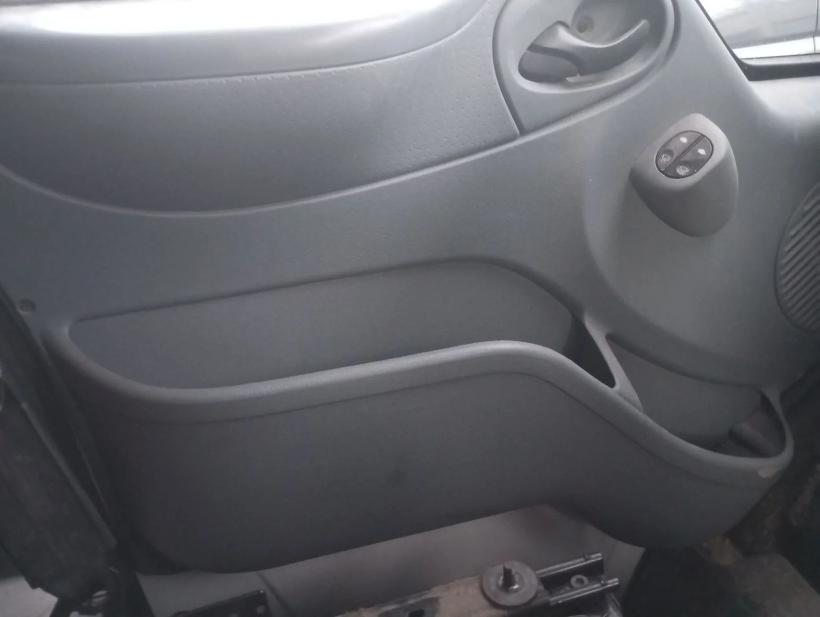 Foto de GUARNECIDO PUERTA DELANTERA IZQUIERDA FORD TRANSIT COMBI (TT9) 2.2 TDCi CAT (116 CV / 85 KW)