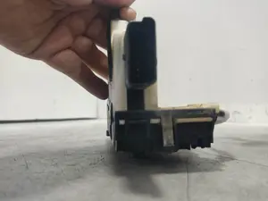 Foto de CERRADURA PUERTA DELANTERA IZQUIERDA PEUGEOT 208 1.2 12V e-VTi / PureTech (81 CV / 60 KW) referencia 9812500880 foto 4