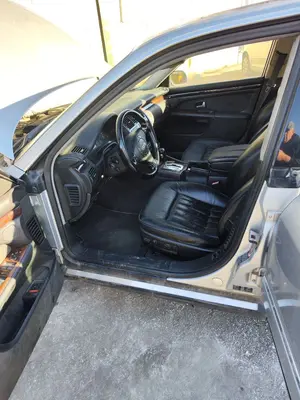 Foto de GOMAS CONTORNO PUERTA AUDI A8 (D2) 4.2 V8 40V (310 CV / 228 KW)