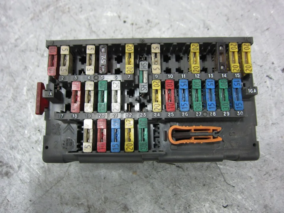 Foto de CAJA RELES / FUSIBLES CITROEN XSARA BERLINA 1.9 Diesel (69 CV / 51 KW) referencia 95685911