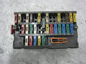 Foto de CAJA RELES / FUSIBLES CITROEN XSARA BERLINA 1.9 Diesel (69 CV / 51 KW) referencia 95685911