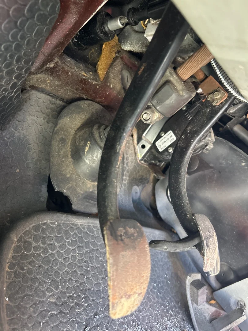 Foto de PEDAL EMBRAGUE RENAULT TRAFIC II FURGÓN 2.5 dCi Diesel CAT (135 CV / 99 KW)