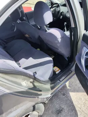 Foto de GOMAS CONTORNO PUERTA NISSAN PRIMERA BERLINA (P12) 1.9 16V Turbodiesel CAT (120 CV / 88 KW)