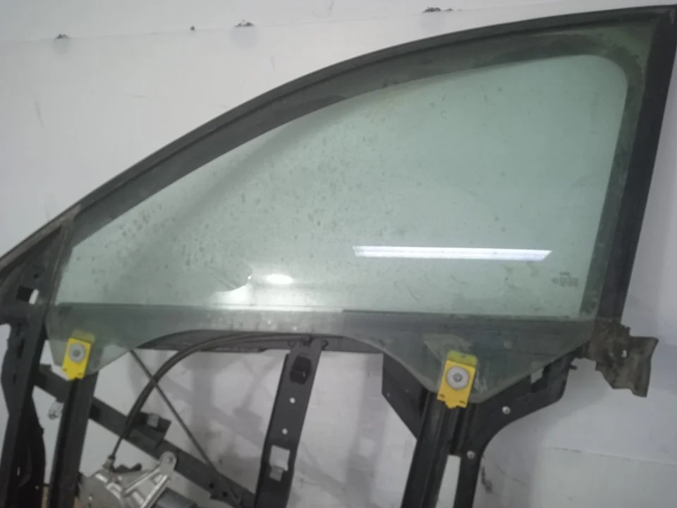 Foto de LUNA DELANTERA IZQUIERDA AUDI A6 BERLINA (4B2) 2.4 V6 30V (165 CV / 121 KW) referencia 43R00083