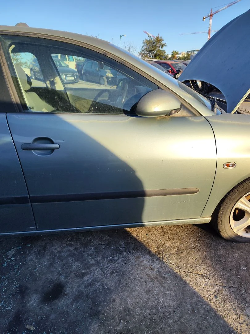 Foto de PUERTA DELANTERA DERECHA SEAT CORDOBA BERLINA (6L2) 1.4 16V (75 CV / 55 KW) referencia 6L4831056S
