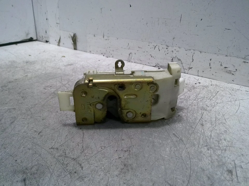 Foto de CERRADURA PUERTA TRASERA DERECHA FORD MONDEO BERLINA (GE) 2.0 16V DI TD CAT (116 CV / 85 KW) referencia XS41A26412CG