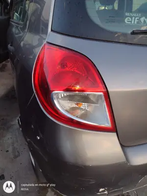 Foto de PILOTO TRASERO IZQUIERDO RENAULT CLIO III 1.2 16V (75 CV / 55 KW)