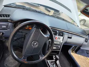 Foto de SALPICADERO MERCEDES-BENZ CLASE E (BM 210) BERLINA 3.0 Turbodiesel CAT (177 CV / 130 KW) foto 3